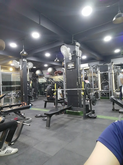 SQUAT 2 FIT unisex gym